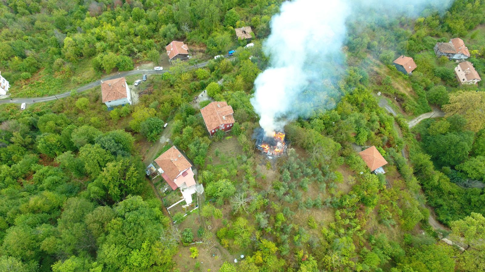 Yıldırım düştü, 2 katlı ev kullanılamaz hale geldi